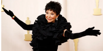 Легендарна 92-річна співачка Ріта Морено вразила появою на червоній доріжці Оскара. ФОТО