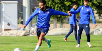 У футболіста-чемпіона зупинилося серце під час матчу. Момент потрапив на відео