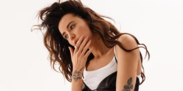 “Захотілося обійняти себе”. Надя Дорофєєва знялася топлес і розповіла про свою хворобу