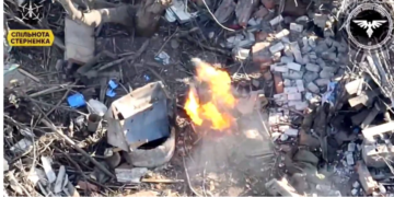 Палаючий окупант вирішив загасити себе, кинувшись у колодязь. Чи була там вода, невідомо. ВІДЕО