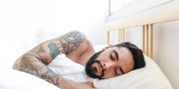 Дві ночі без сну можуть змусити людей почуватися старшими – дослідження