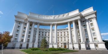 МИД Украины приостановил консульские услуги для мужчин призывного возраста