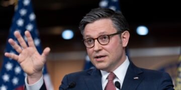 Спикер Джонсон обсуждает с Белым домом проведение помощи Украине через Палату представителей