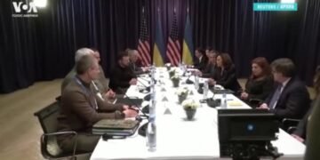 «Каждый выживает как может» – Киев о просьбе США не бить по НПЗ в РФ