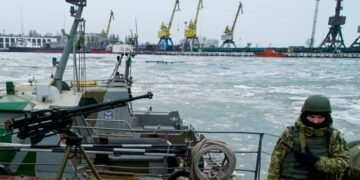 Украина сообщила, что российский спасательный корабль в Севастополе выведен из строя