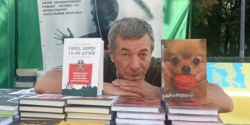 Снайпер чуть не достал известного украинского писателя: ФОТО ранения