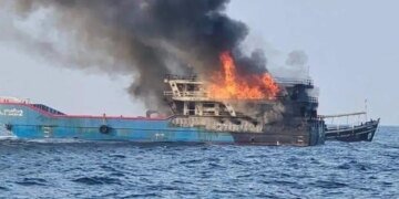 Паром с сотней человек на борту загорелся в Таиланде. ВИДЕО