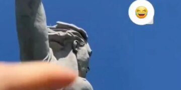 «Пощекотала» Родину-мать: в России девушку признали виновной в «реабилитации нацизма» за видео в соцсети