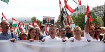 Венгры хотят “снести” Орбана: что произошло и куда это все приведет