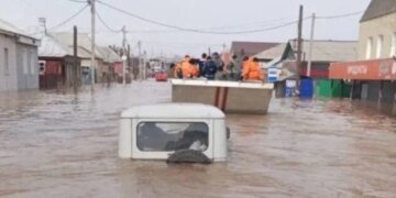 Третий прорыв дамбы: в российском Орске каждый спасается сам, как может. ВИДЕО