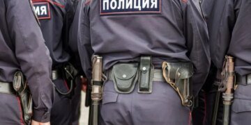 В России силовики ворвались в квартиру иностранного консула: его жена пойдет снимать побои