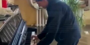 “Музыкой по ушам властей”: в России житель Оренбурга сыграл на пианино посреди затопленного дома. ВИДЕО