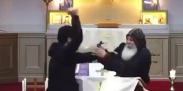 В Австралии неизвестный пытался зарезать священника во время проповеди. ВИДЕО