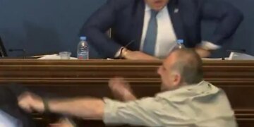 В парламенте Грузии произошла драка во время рассмотрения законопроекта об «иноагентах». ВИДЕО