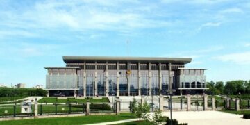 Падали на землю, перекатывались и прятались за деревьями: у минской резиденции Лукашенко переполох