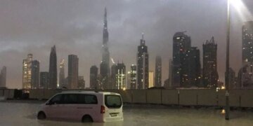 Дубайские небоскребы стоят “по колено” в воде. ВИДЕО