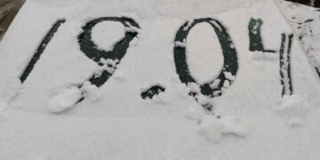 В Москве начинается девятибальный шторм, внезапная метель накрывает федеральные трассы России. ВИДЕО