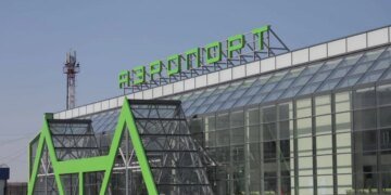 Россия продолжает тонуть: в аэропорту Кургана эвакуируют оборудование