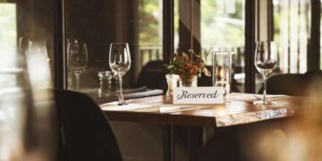 “Здесь сидеть буду я”, – чиновник от Нацполиции “воевал” за столик в ресторане