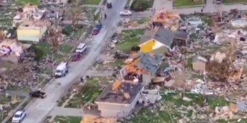 Несколько мощных торнадо обрушились на США, сносят дома и постройки. ВИДЕО