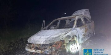“Любов або смерть”: на Київщині чоловік підпалив автомобіль разом з колишньою дружиною