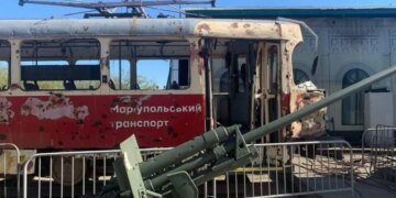 Россиянам показали, как их “мальчики” победили мариупольские трамваи. ФОТО