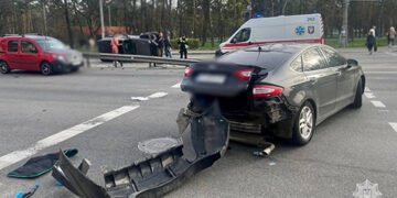 У Києві камера зафіксувала потрійну ДТП: одна з машин перекинулась. ВІДЕО