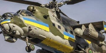 До сліз: пілоти здійснили посадку в полі, щоб дати цукерки хлопчику, який махав їм прапором України. ВІДЕО