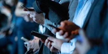 Українці розповіли, чи довіряють офіційним повідомленням про війну та назвали основні джерела інформації: дані опитування