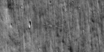 Аппарат NASA сфотографировал странный объект на орбите Луны. Это был корейский спутник