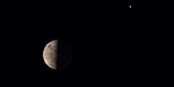 Аппарат NASA Juno показал спутник Юпитера Ио, покрытый вулканами – фото