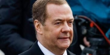 Медведєв вимагає пересаджати тисячі росіян