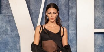 Дівчина Леонардо Ді Капріо в бікіні позувала на березі океану