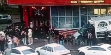 Під Москвою натовп під супермаркетом розкидала «Газель»