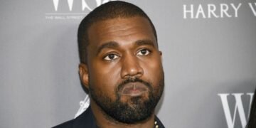 Скандальний репер Каньє Вест продає футболку з лайкою російською мовою