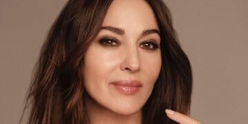 59-річна Моніка Беллуччі у новій фотосесії захопила ідеальною фігурою та пишним бюстом