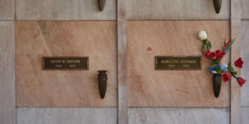 “Завжди мріяв бути поруч”. Фанат Мерилін Монро придбав склеп біля акторки майже за 200 тисяч доларів