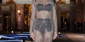 Демі Мур прийшла на модну вечірку в прозорій сукні: фігура 61-річної акторки вразила всіх