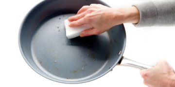 Не псуйте антипригарне покриття на сковорідці: що потрібно зробити з посудом перед готування страв