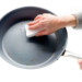 Не псуйте антипригарне покриття на сковорідці: що потрібно зробити з посудом перед готування страв