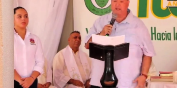 Мер колумбійського міста “загубив” штани під час виступу 