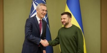 Столтенберг: поток оружия и боеприпасов в Украину увеличится