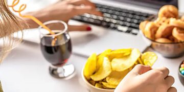 Експерти з довголіття назвали вісім шкідливих звичок, які прискорюють старіння