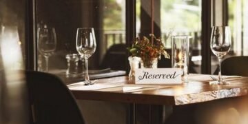 “Тут сидітиму я”, – чиновник від Нацполіції “воював” за столик у ресторані