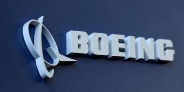 Спочатку був вибух: пасажирський Boeing 737 під час зльоту втратив шасі