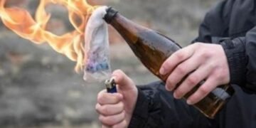 “Білий дім підривають!” – у РФ у будівлю уряду кинули коктейль Молотова