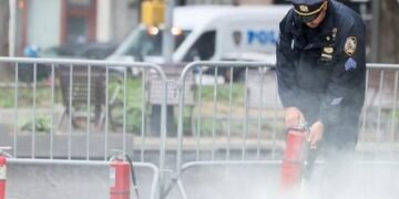 Чоловік підпалив себе під будівлею, де розглядають справу Трампа