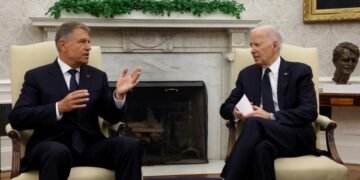 Байден поблагодарил президента Румынии за поддержку Украины