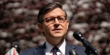 Спикер Джонсон: Нужно разрешить Украине вести войну так, как она считает нужным