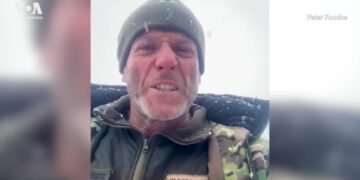 Плотник из Британии работает военным медиком в Украине